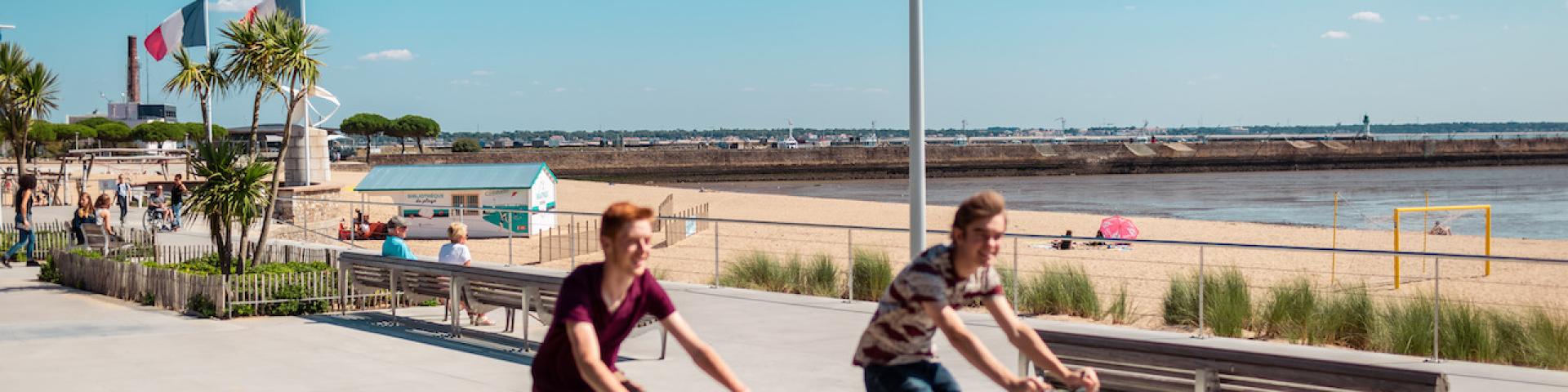 Front De Mer jeunes à vélo