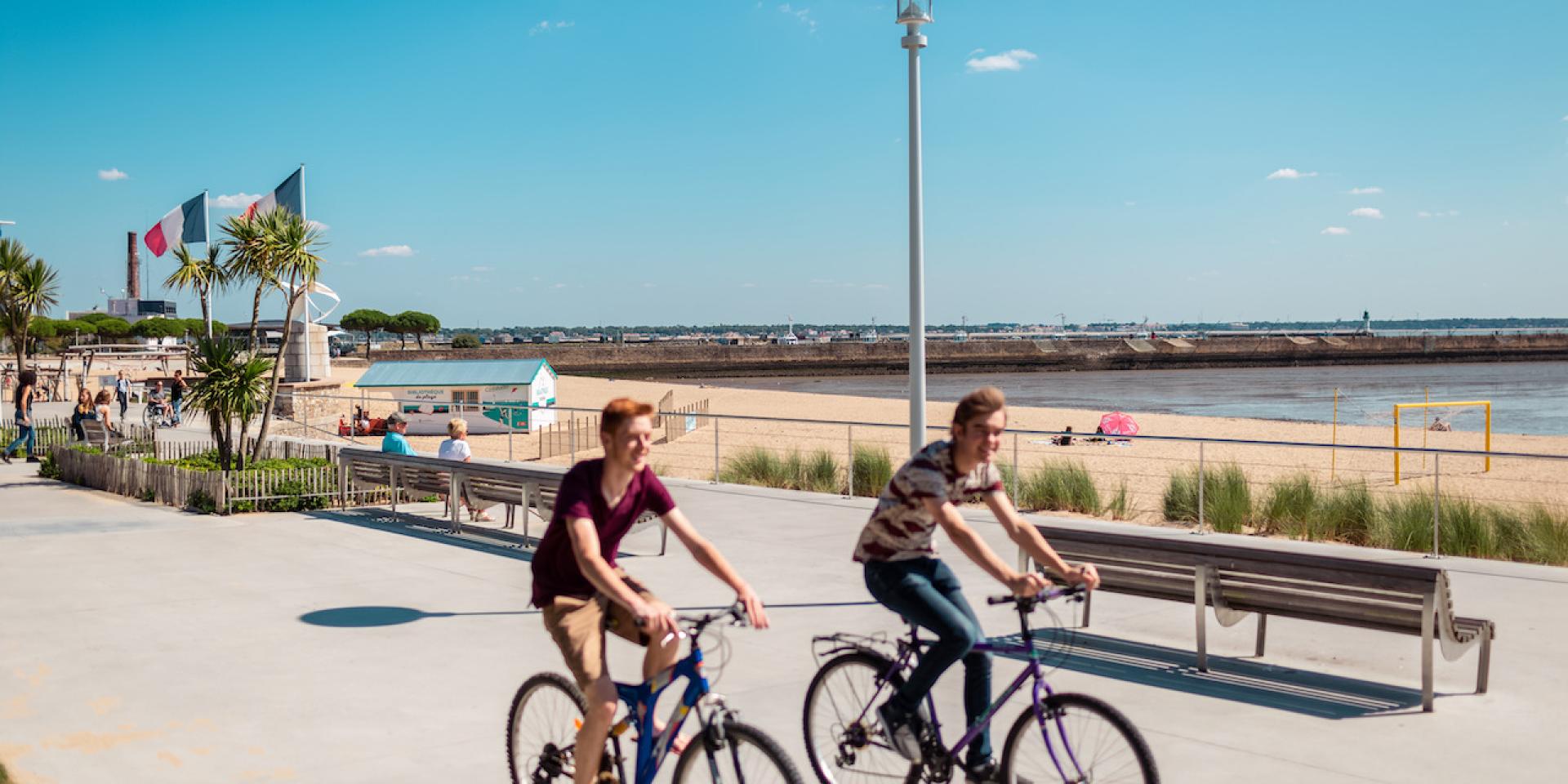 Front De Mer jeunes à vélo