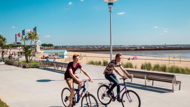 Front De Mer jeunes à vélo