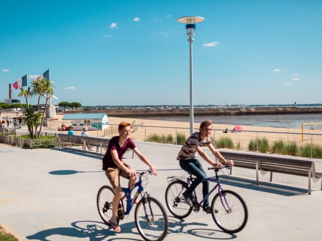 Front De Mer jeunes à vélo