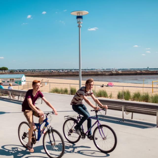 Front De Mer jeunes à vélo