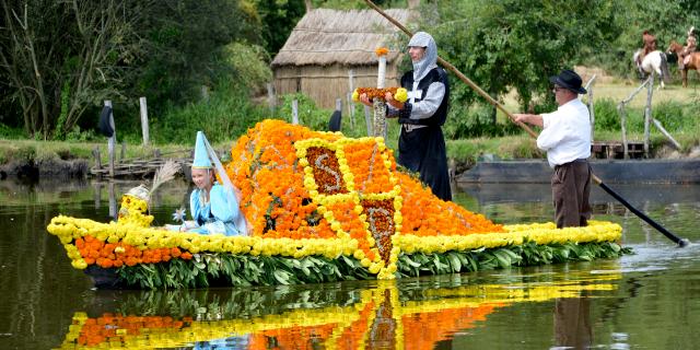 52 ème édition des Chalands Fleuris. Port de la Chaussée Neuve Saint-André des eaux.La scénoparade raconte la vie d'une petite fille «ROSE» pendant la première guerre mondiale. Unique en France, ce spectacle repose sur une mise en scène originale qui mobilise notamment une centaine de figurants costumés, des chalands (barques traditionnelles) illustrant les différents tableaux de la scénoparade, magnifiés par plus de 100 000 fleurs fraîches.