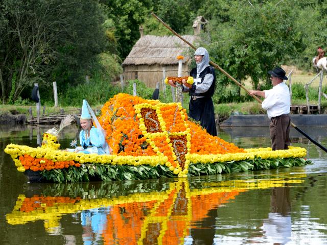 52 ème édition des Chalands Fleuris. Port de la Chaussée Neuve Saint-André des eaux.La scénoparade raconte la vie d'une petite fille «ROSE» pendant la première guerre mondiale. Unique en France, ce spectacle repose sur une mise en scène originale qui mobilise notamment une centaine de figurants costumés, des chalands (barques traditionnelles) illustrant les différents tableaux de la scénoparade, magnifiés par plus de 100 000 fleurs fraîches.