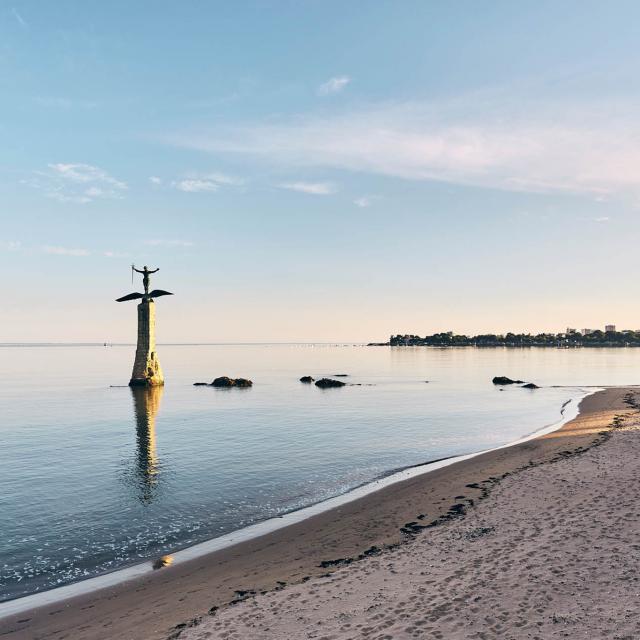 La grande plage de Saint-Nazaire et la statue du Sammy