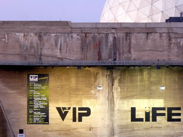 VIP LIFE extérieur Base sous marine et radome