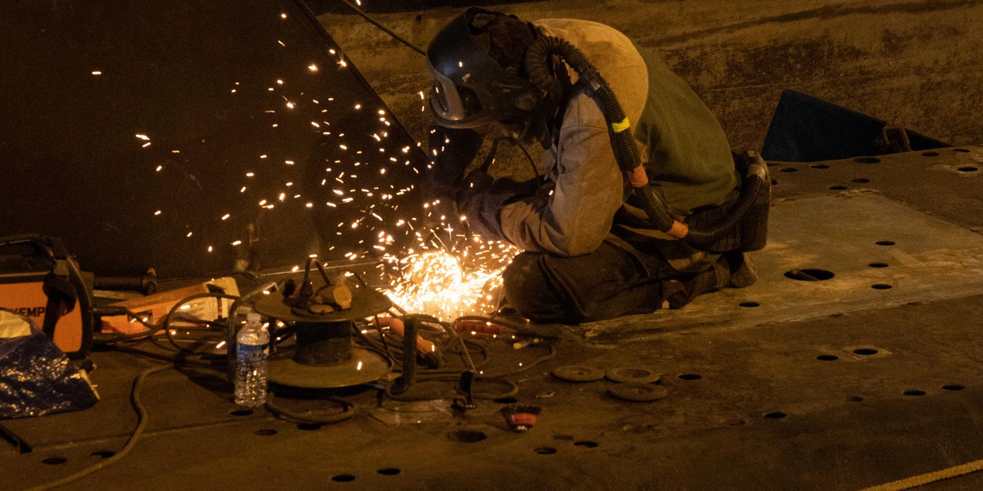 Remplacement d'un élément de pont sur le sous-marin Espadon dans le cadre du chantier de restauration