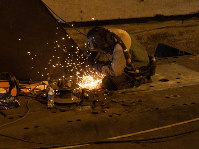 Remplacement d'un élément de pont sur le sous-marin Espadon dans le cadre du chantier de restauration