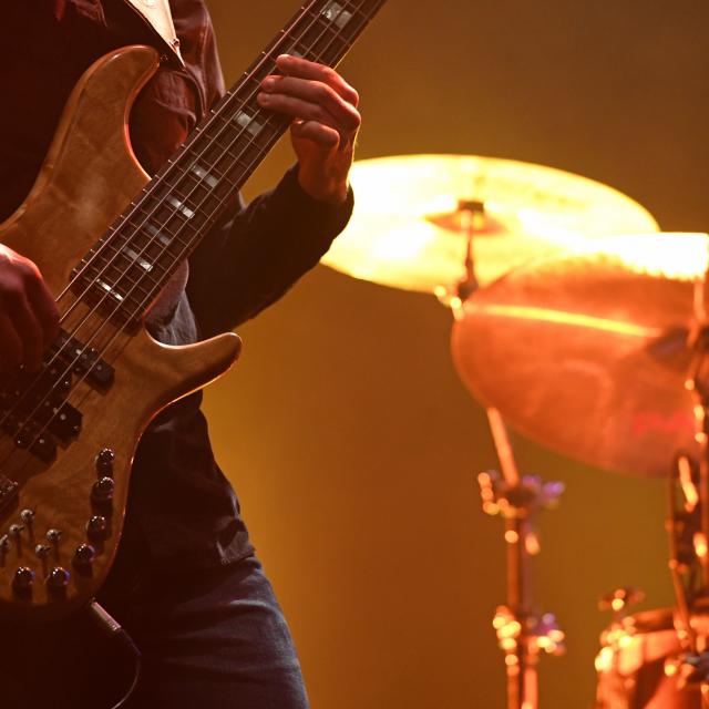 zoom sur un joueur de guitare