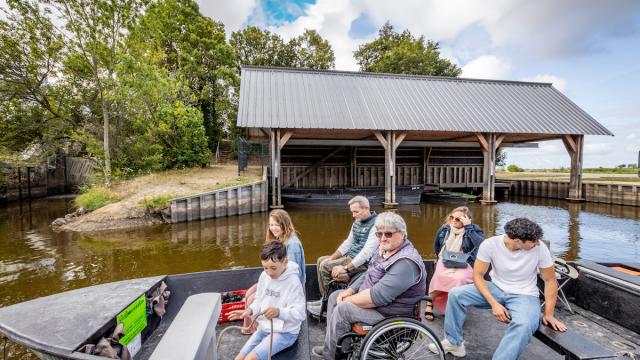 Chaland accessible aux personnes en fauteuil roulant pour balade dans le marais de Brière