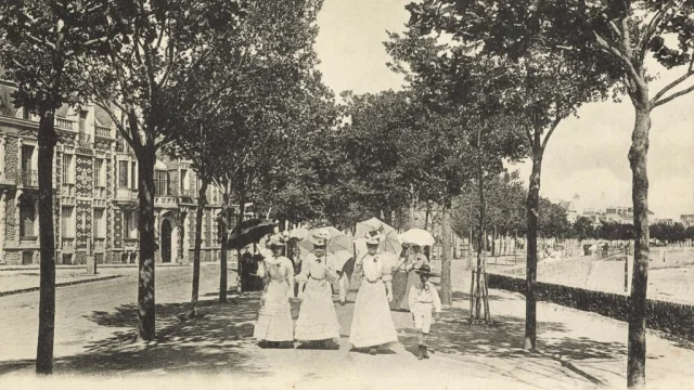 Femmes et enfant se promenant sur le boulevard de l'Océan vers 1910