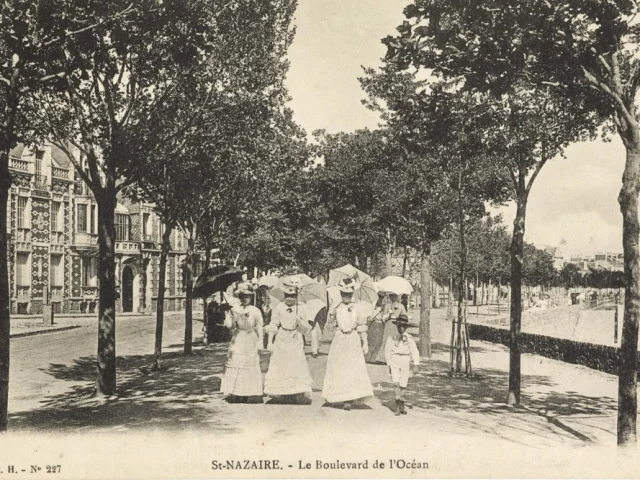 Femmes et enfant se promenant sur le boulevard de l'Océan vers 1910