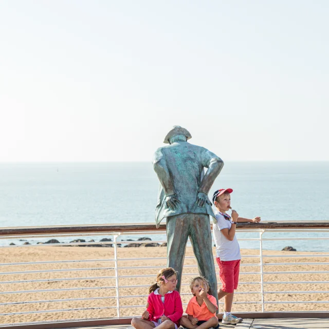 uvre réalisée par le sculpteur français Emmanuel Debarre, représentant le héros du film de Jacques Tati. Photographe : Farid Makhlouf  L'Humière.