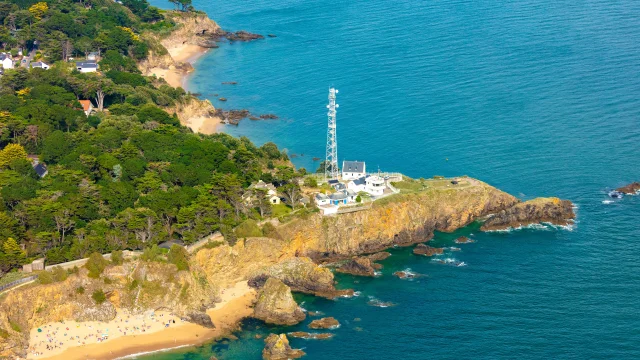 Vue aérienne de la pointe de Chémoulin et du sémaphore de la Marine nationale.