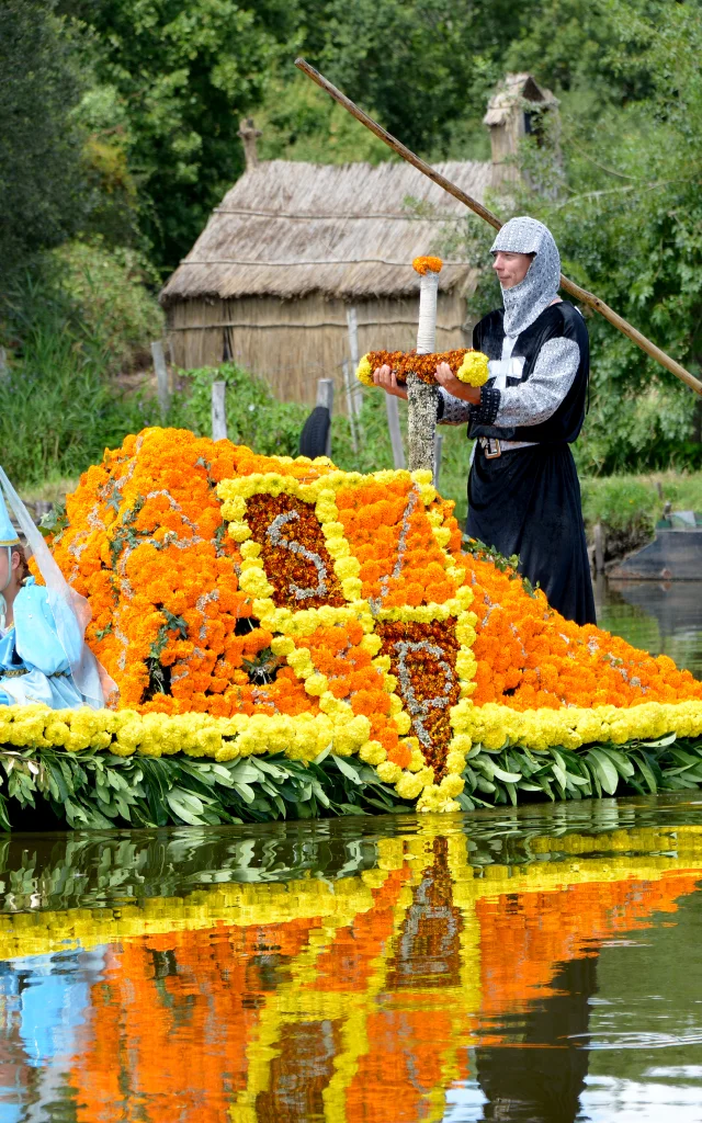 52 ème édition des Chalands Fleuris. Port de la Chaussée Neuve Saint-André des eaux.La scénoparade raconte la vie d'une petite fille «ROSE» pendant la première guerre mondiale. Unique en France, ce spectacle repose sur une mise en scène originale qui mobilise notamment une centaine de figurants costumés, des chalands (barques traditionnelles) illustrant les différents tableaux de la scénoparade, magnifiés par plus de 100 000 fleurs fraîches.